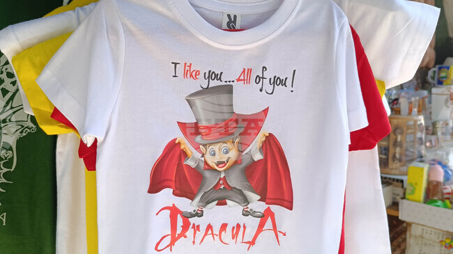 "Диор" пусна колекция чанти, посветени на литературни класики – сред тях е и „Дракула“ на Брам Стокър