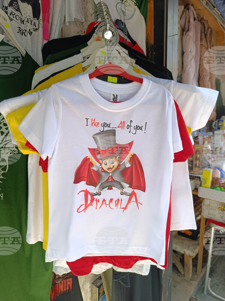 "Диор" пусна колекция чанти, посветени на литературни класики – сред тях е и „Дракула“ на Брам Стокър