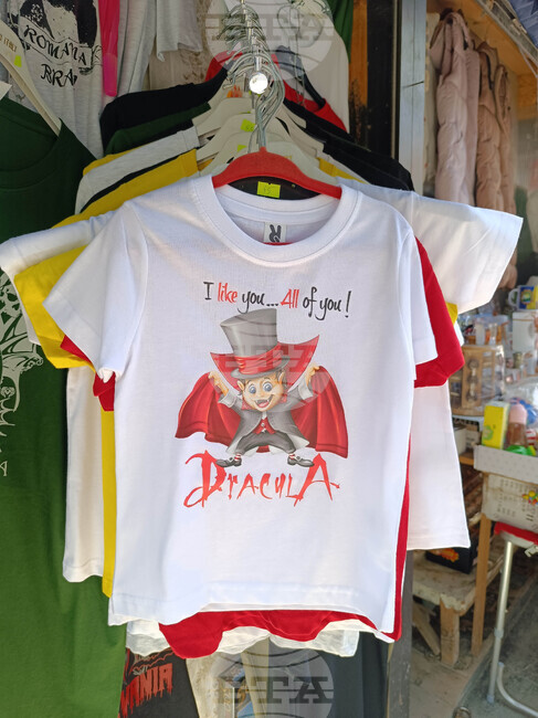 "Диор" пусна колекция чанти, посветени на литературни класики – сред тях е и „Дракула“ на Брам Стокър