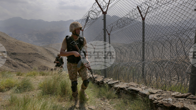 Петима пакистански полицаи бяха убити при засада в района на границата с Афганистан 