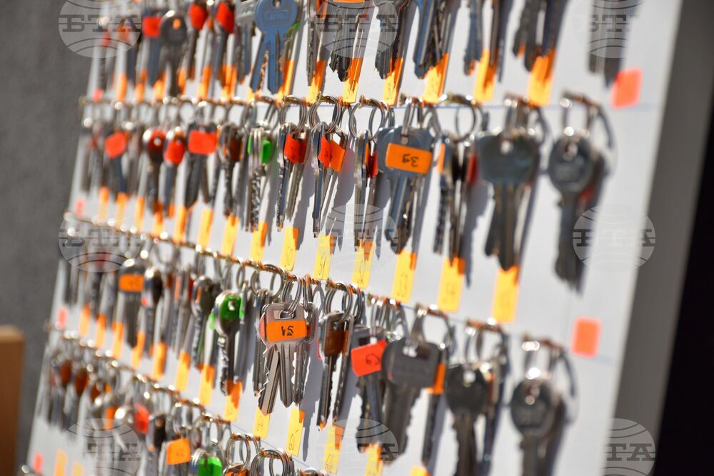 Община Тирана раздаде ключове за нови апартаменти на 62 семейства, пет години след разрушителното земетресение в Албания