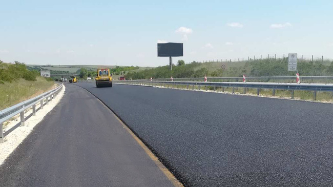 Шофьорите да се движат с повишено внимание по пътя Сандански – ГКПП „Кулата“ поради косене и рязане на храсти, съветват от АПИ