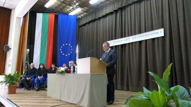 Министър Иванов към абсолвентите на Лесотехническия университет: Решаването на важните задачи пред страната ни, не може без Вашата активна и енергична роля 