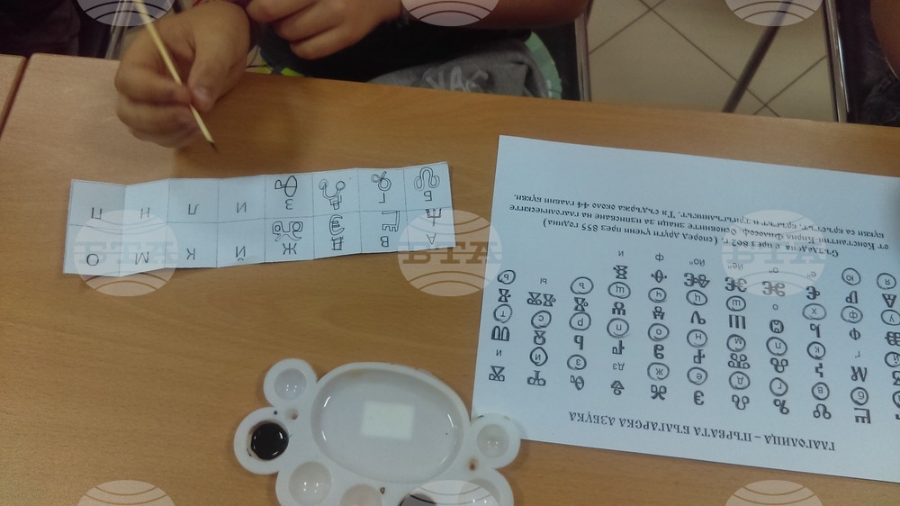 Деца пишат с туш и перо и правят букви от бяла глина в музейната работилница в Кюстендил