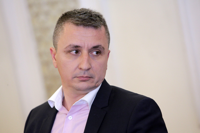 Пълният обем доставки на природен газ от Азербайджан ще започне от 1 юли, каза министър Николов