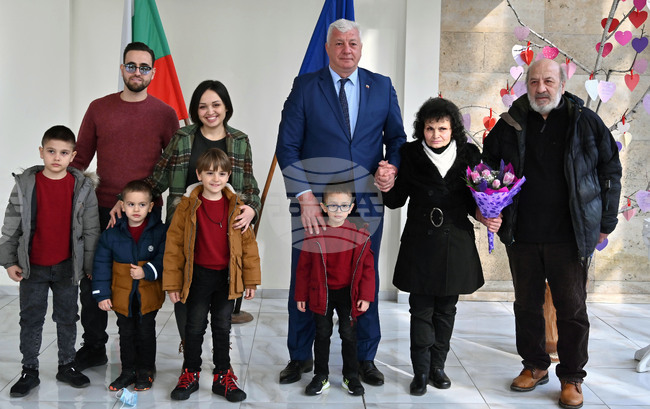 Кметът на Пловдив връчи поздравителни адреси на многодетно семейство, което очаква своето пето дете, съпрузи с 45-годишен брак и бракосъчета млада двойка