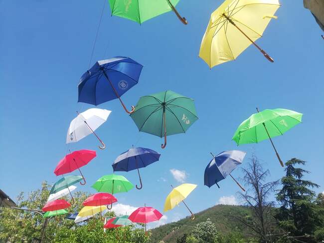 Започна изграждането на арт инсталация от цветни чадъри в Благоевград