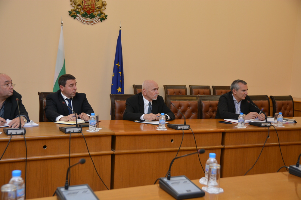 Министър Събев на среща с автошколите: Да се научим да караме наистина, за да намалим жертвите по пътищата