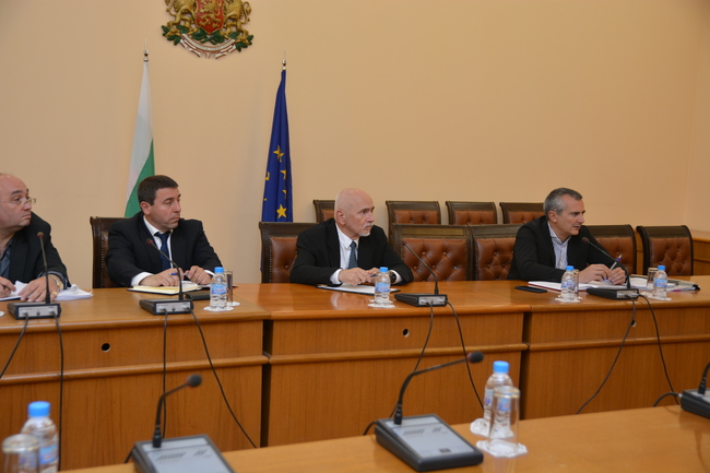Министър Събев на среща с автошколите: Да се научим да караме наистина, за да намалим жертвите по пътищата