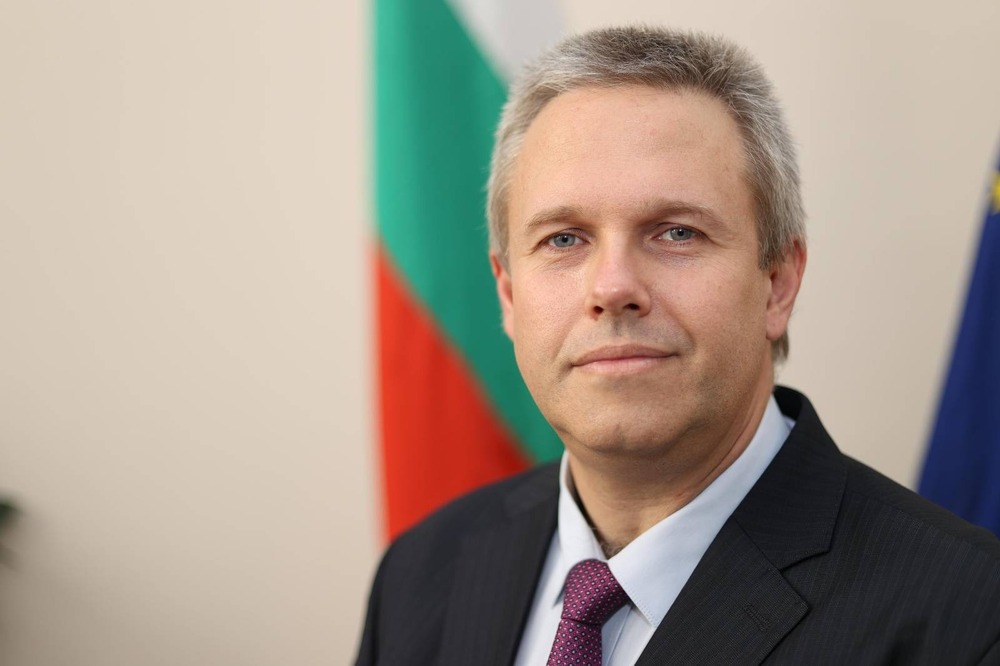 Министър Александър Йоловски: Започваме работа по удостоверяване на машините за втория тур на изборите