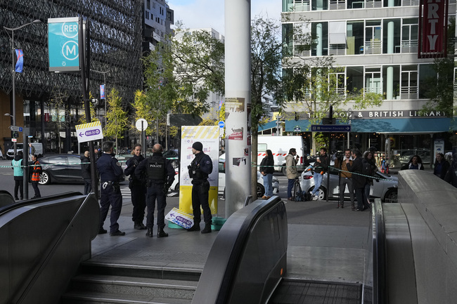 Полицията в Париж простреля и рани тежко жена, която според очевидци е крещяла "Аллаху Акбар"