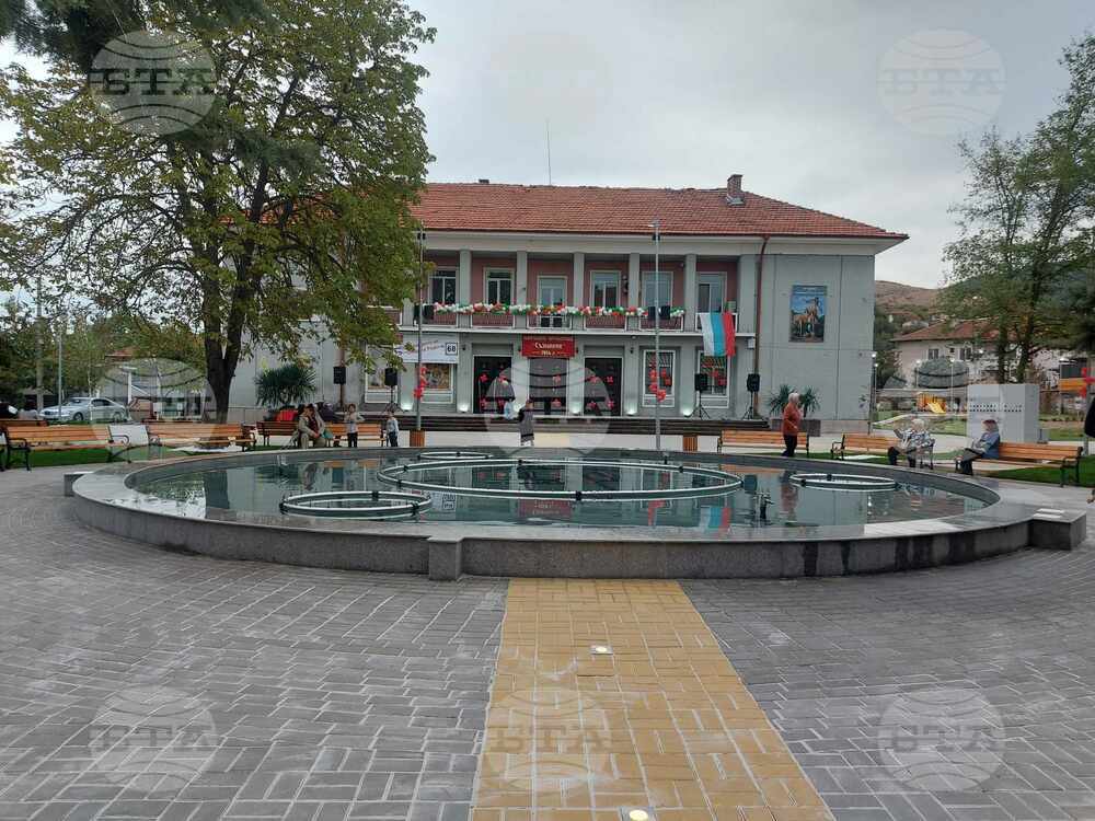 Със светлинно шоу откриха обновения площад в пловдивското село Първенец