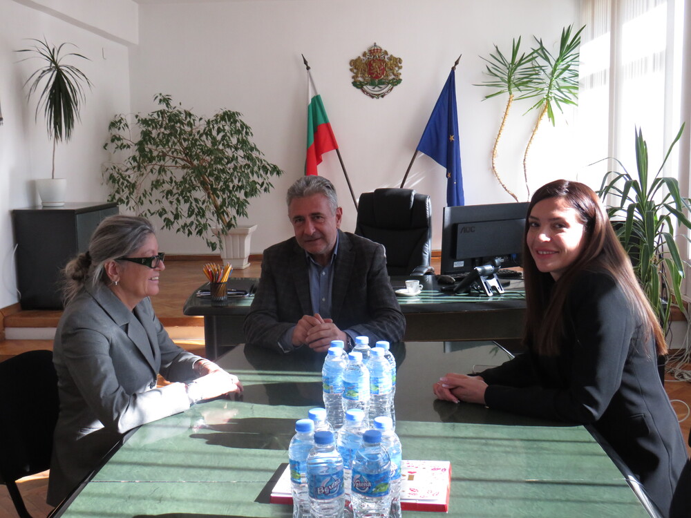 Областна администрация Шумен: Областният управител проф. Добромир Добрев проведе среща с новия ректор на Шуменския университет проф. Наталия Витанова 