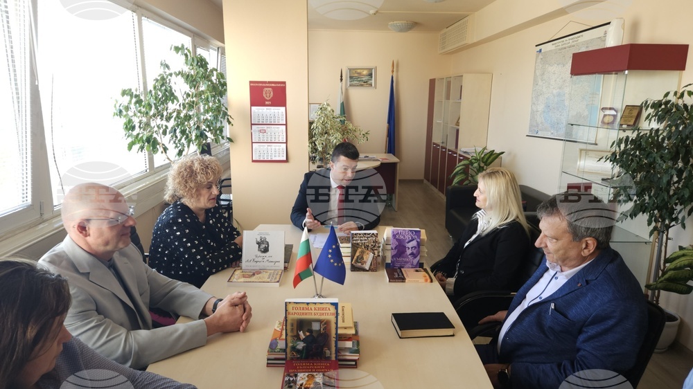 Три училища в Пловдивска област получиха от Районна прокуратура книги като награда за участието им в Образователната програма на ВСС