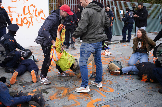 Екоативистите от "Последно поколение" смениха името си на "Ново поколение"