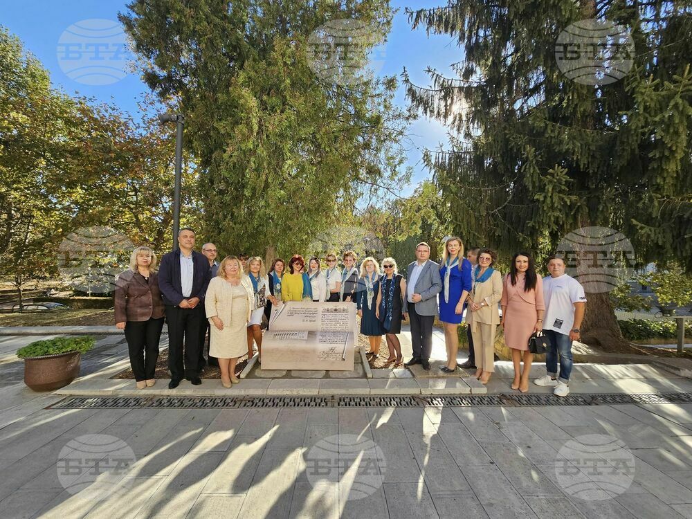 Членове на свищовския клуб „Инър Уийл“ подариха пейка-книга на Стопанската академия в Свищов