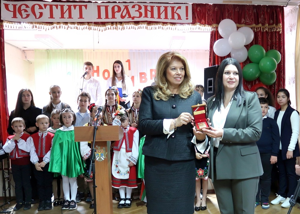 Вицепрезидентът посети Българския теоретичен лицей „Васил Левски“ в Кишинев