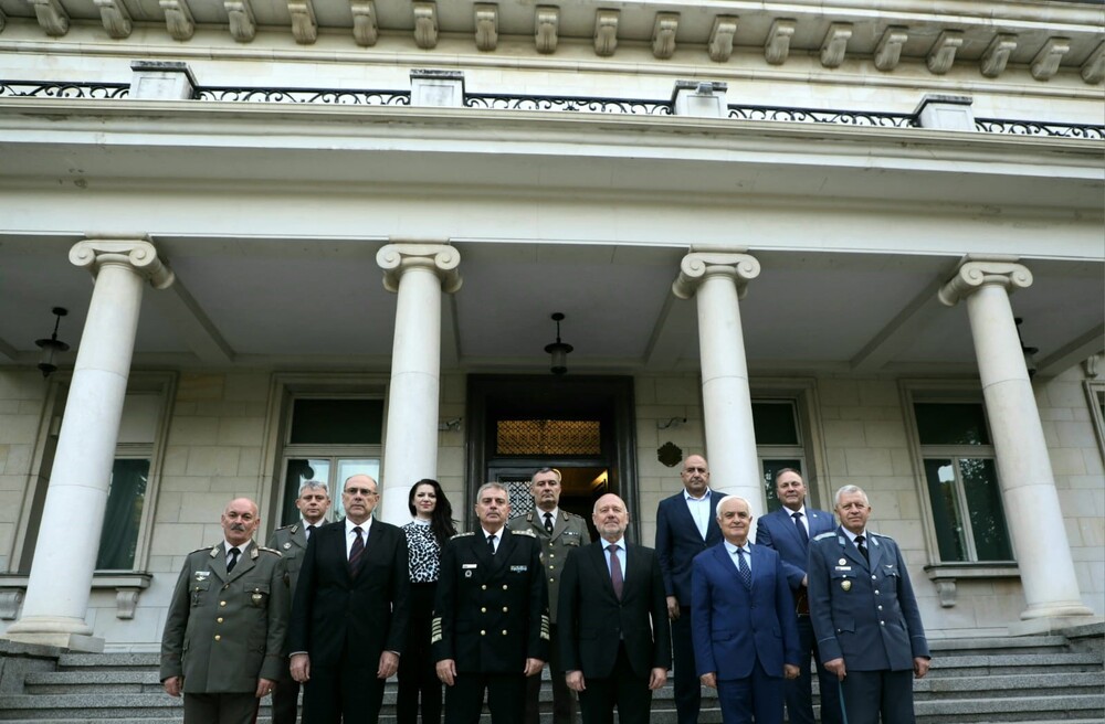 МО: Проблемите на хората в отбраната бяха обсъдени на изнесено заседание в резиденция Лозенец