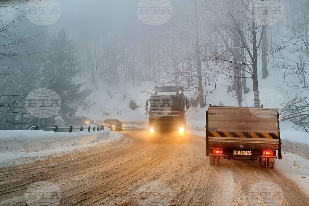 Затруднено е движението и има закъсали автомобили на прохода „Петрохан“