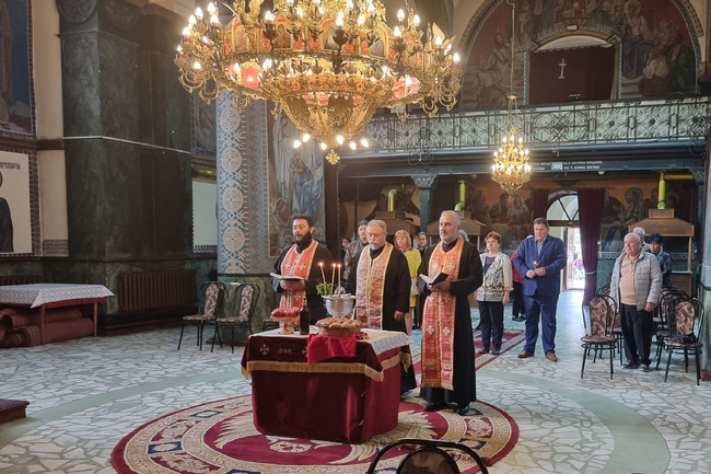 Добрич отбеляза Деня на народните будители с водосвет и полагане на цветя пред паметната плоча на първото взаимно училище