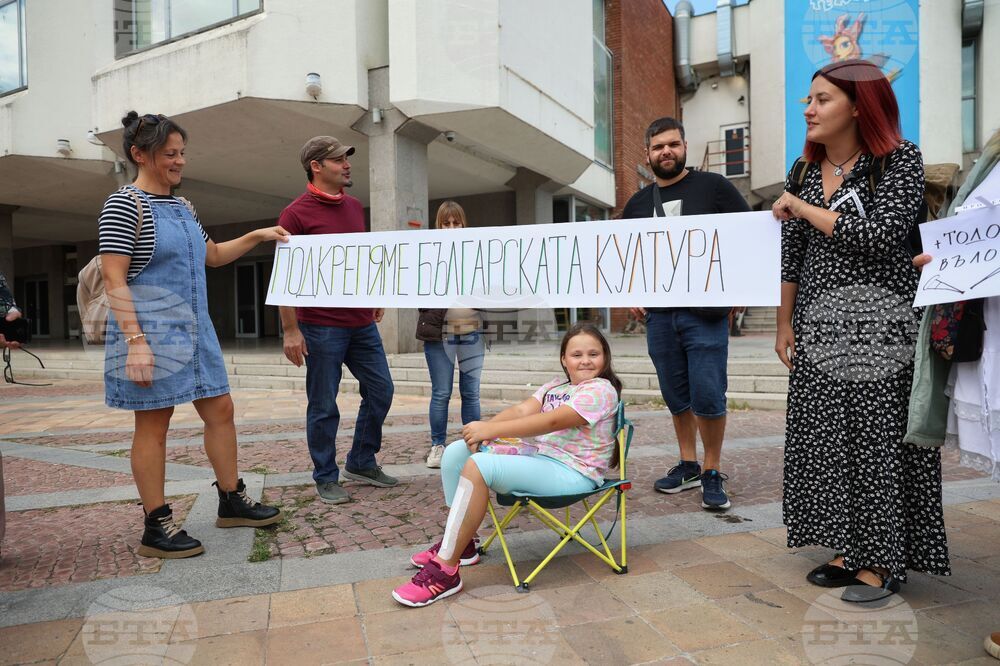 Бургас - културни дейци - протест