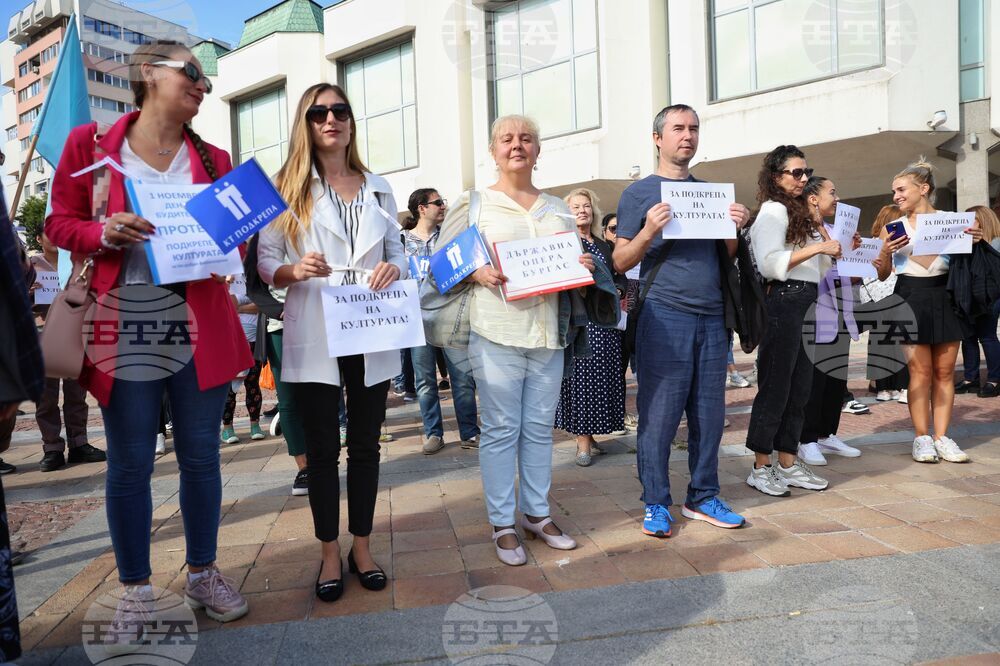 Бургас - културни дейци - протест