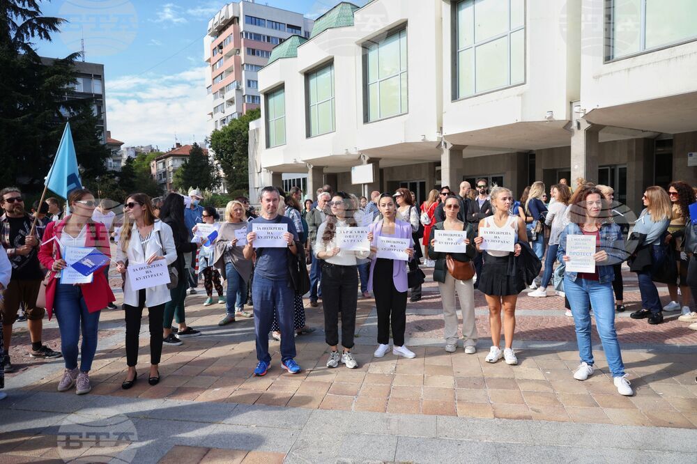 Бургас - културни дейци - протест