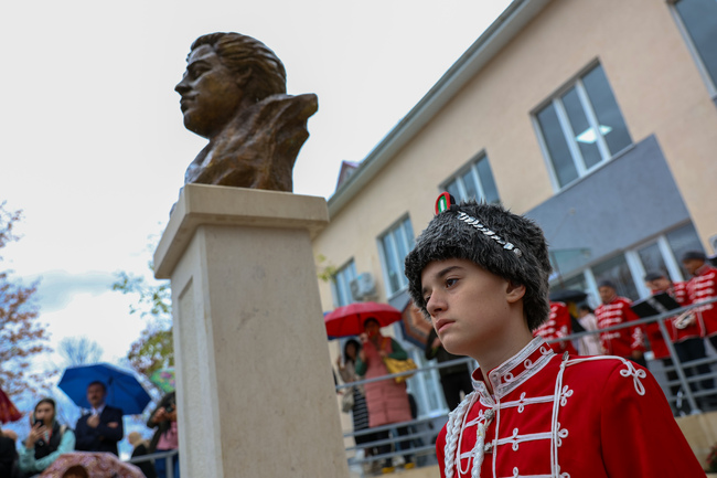 Bulgarian Vice President, Moldovan Culture Minister Unveil Monument to Vasil Levski in Taraclia