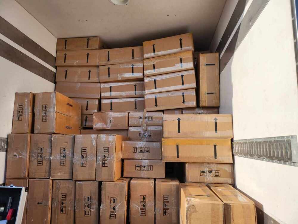 Близо 3000 стоки с лого на защитени марки иззеха полицаи при съмвестна проверка на товарен автомобил край Харманли