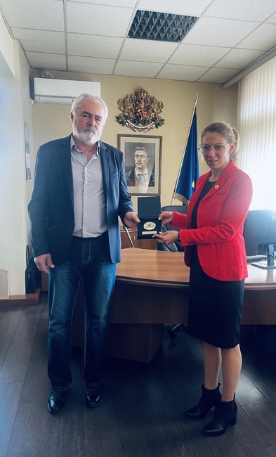 Областна администрация Благоевград: В Деня на народните будители областният управител връчи почетния плакет на ПМГ „Акад. С. Корольов“