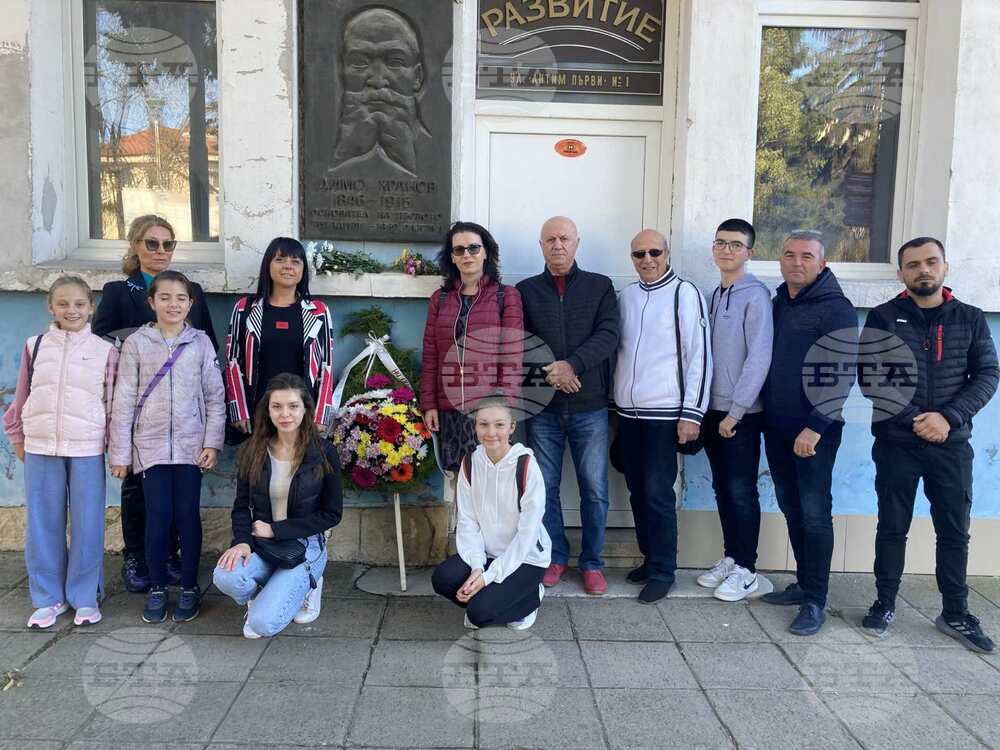 Общественици и ученици отдадоха почит към делото на основателя на Народно читалище „Развитие 1869“ в Разград Димо Хранов