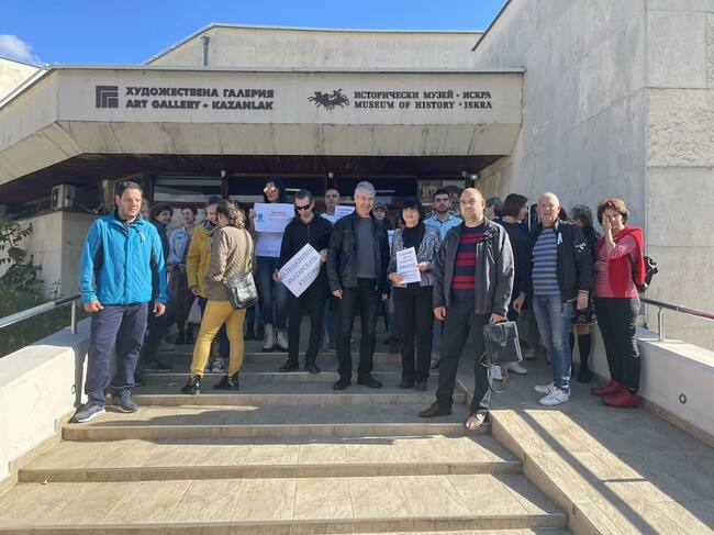 Представители на културни институти в Казанлък се включиха в националния протест на дейците на културата