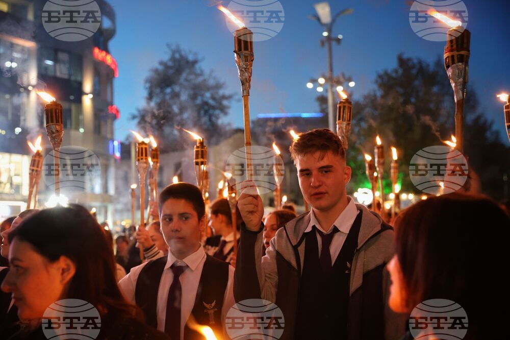 Бургас - Ден на народните будители - факелно шествие