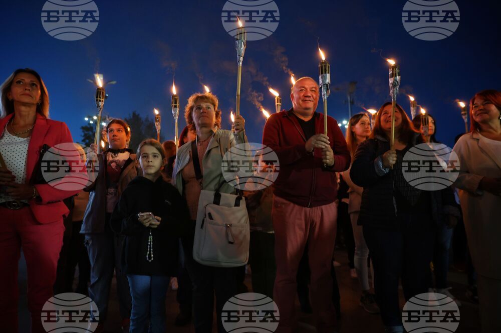 Бургас - Ден на народните будители - факелно шествие