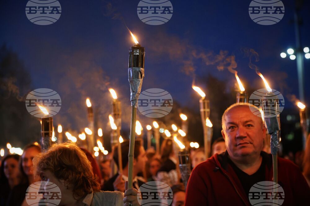 Бургас - Ден на народните будители - факелно шествие