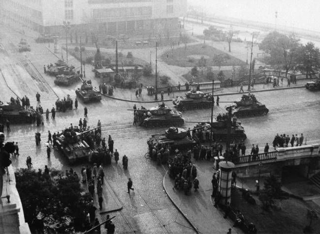 Възхищение, но и сериозна загриженост - това са част от реакциите за събитията през 1956 г. в Унгария, която обявява, че ще денонсира Варшавския договор