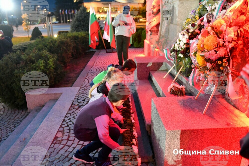 Община Сливен: Факелно шествие и гирлянд в чест на народните будители
