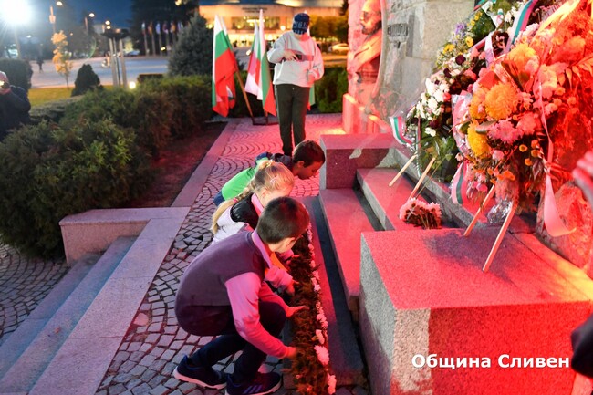 Община Сливен: Факелно шествие и гирлянд в чест на народните будители