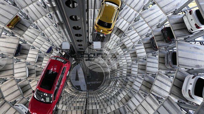 Ръстът на продажбите на електромобили ще се забави през настоящата година след силна 2025 г., според проучване