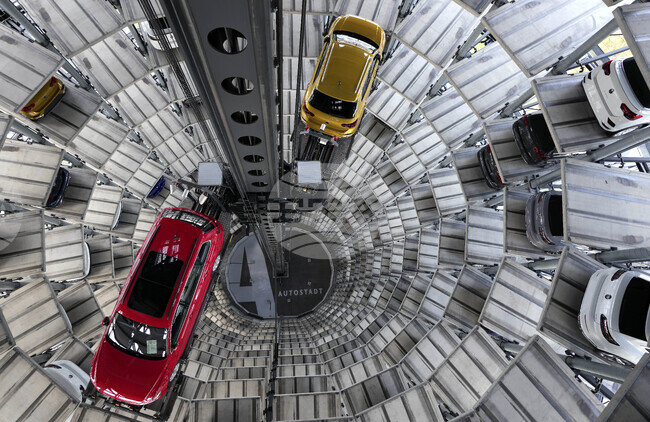 Ръстът на продажбите на електромобили ще се забави през настоящата година след силна 2025 г., според проучване