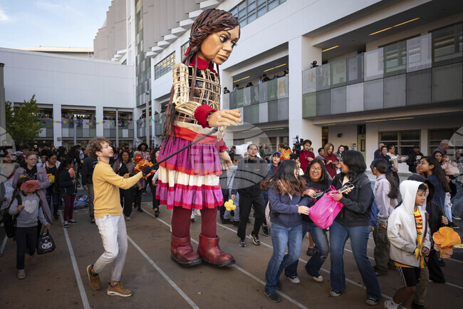 Гигантска кукла, успешна снимка, бананов скандал и една безкрайна война