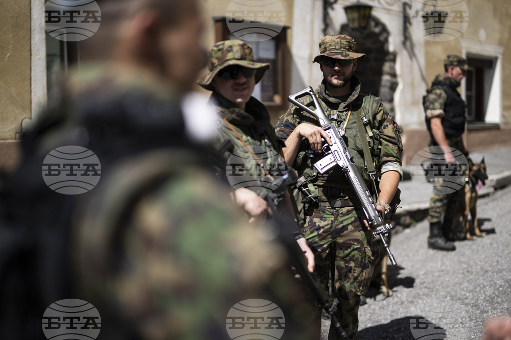 Швейцарците гласуват на референдум дали да бъде въведена задължителна военна служба за жените