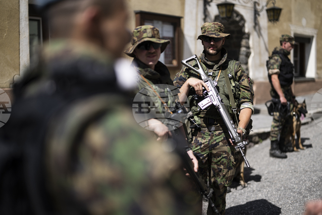 Швейцарците гласуват на референдум дали да бъде въведена задължителна военна служба за жените