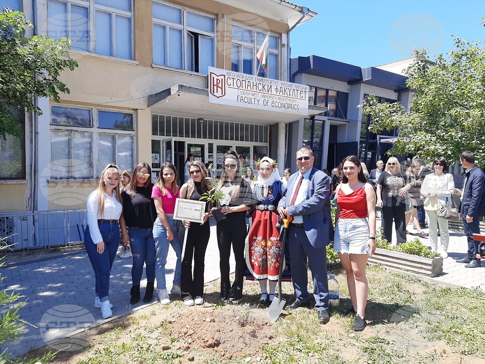 Абсолвенти от Стопанския факултет на ЮЗУ „Неофит Рилски“ засадиха дръвче в чест на завършването си