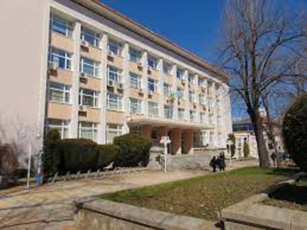 Училищна сграда в Добрич, затворила врати, отново може да стане образователна територия