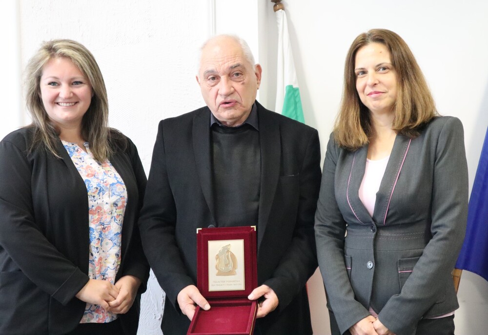 Областна администрация Стара Загора: Ива Радева връчи днес Почетния знак на областния управител на известния изкуствовед и доскорошен директор на Художествената галерия в Стара Загора проф. Марин Добрев
