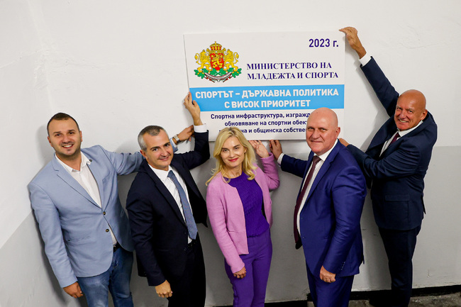 Министерство на младежта и спорта: Министър Димитър Илиев откри обновена зала за тежка атлетика в НСА
