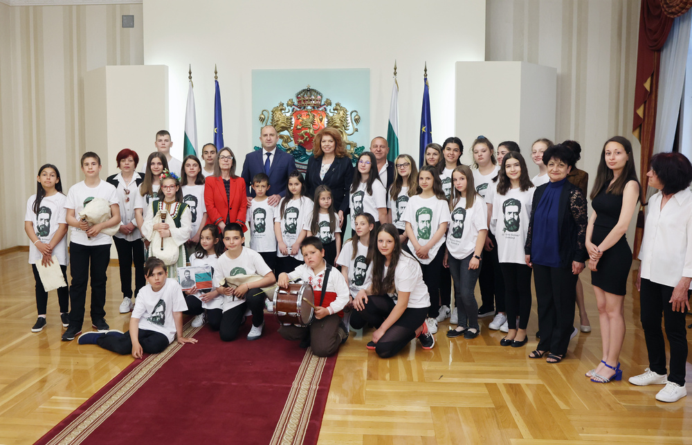 Президентът и вицепрезидентът посрещнаха на „Дондуков“ 2 ученици от СУ „Христо Ботев“ – Калофер