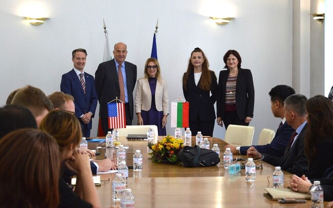 Министър Стойчева: Работим за привличане на инвеститори в сектори, които създават висока добавена стойност