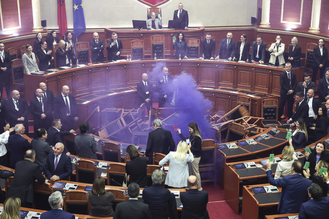 Управляващата партия и опозицията в Албания се договориха за слагане на край на парламентарната криза, продължила пет месеца; САЩ, Великобритания и ЕС приветстваха решението